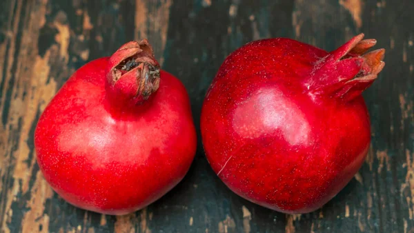 Table Lay Two Red Pomegranate Two Ripe Garnet Wooden Table — Stock Photo, Image