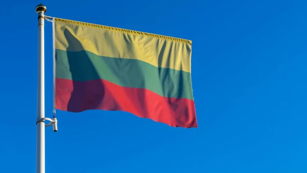 Національний Прапор Литви Флагштоку Перед Блакитним Небом Сонячними Променями Єктивами — стокове фото