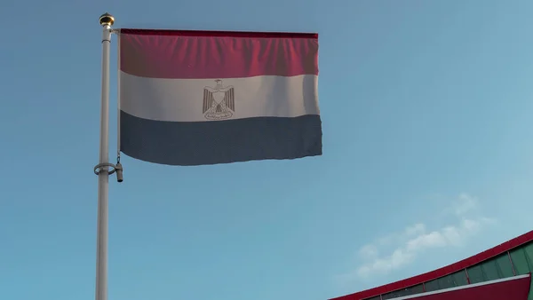Egyptská Národní Vlajka Vlajkovém Stožáru Před Modrou Oblohou Slunečními Paprsky — Stock fotografie