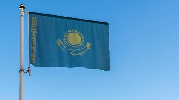 Національний Прапор Республіки Казахстан Флагштоку Перед Блакитним Небом Сонячними Променями — стокове фото