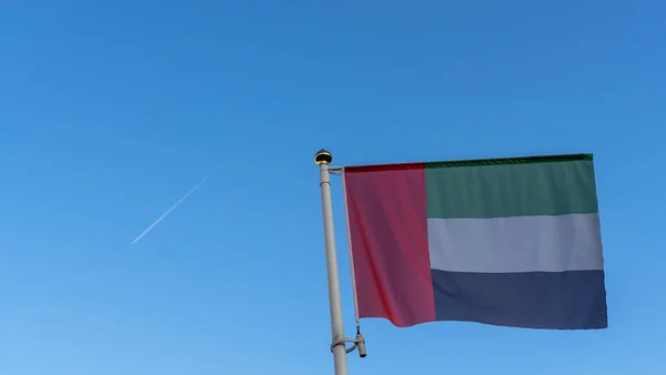 Národní Vlajka Spojených Arabských Emirátů Vlajkovém Stožáru Před Modrou Oblohou — Stock fotografie