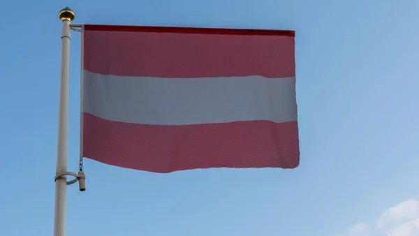 Nationale Vlag Van Oostenrijk Een Vlaggenmast Voor Blauwe Hemel Met — Stockfoto