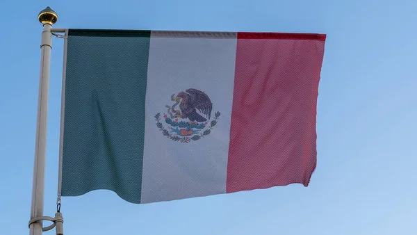 Drapeau National Mexique Sur Mât Drapeau Devant Ciel Bleu Avec — Photo