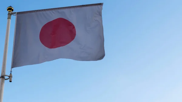Národní Vlajka Japonců Vlajkovém Stožáru Před Modrou Oblohou Slunečními Paprsky — Stock fotografie