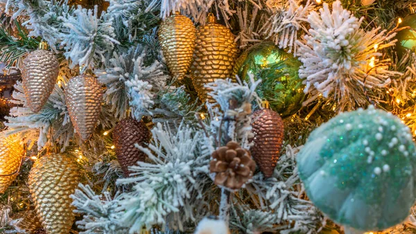 Árvore Natal Artificial Tradicional Com Brinquedo Natal Bola Luzes Coloridas — Fotografia de Stock