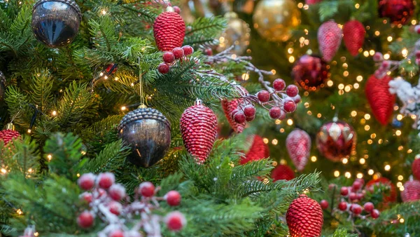 Traditioneller Künstlicher Weihnachtsbaum Mit Weihnachtsspielzeug Kugel Und Leuchtenden Bunten Lichtern — Stockfoto