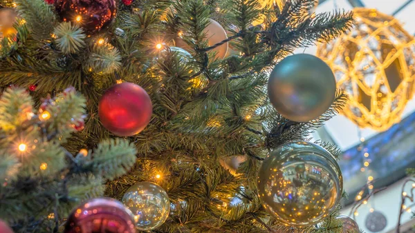 Παραδοσιακό Τεχνητό Χριστουγεννιάτικο Δέντρο Χριστουγεννιάτικο Παιχνίδι Μπάλα Και Λαμπερό Πολύχρωμα — Φωτογραφία Αρχείου