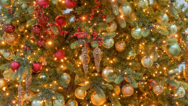 Árvore Natal Artificial Tradicional Com Brinquedo Natal Bola Luzes Coloridas — Fotografia de Stock