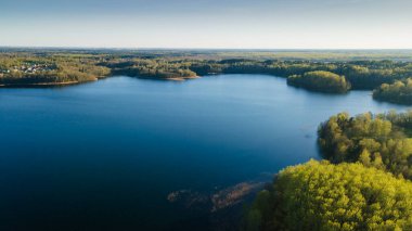 Gölün ya da nehrin hava görüntüsü. Su yüzeyinde dalgalanma dokusu var. Yukarıdan bakıldığında.