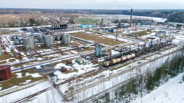 Sokak asfalt fabrikasının hava aracı görüntüsü. Sanayi zifti deposu yukarıdan. Bitumen üretimi.
