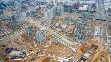 Yüksek katlı yeniden inşa binaları. Çalışma ekipmanlarıyla inşaat endüstrisi. Yukarıdan görüntüle.