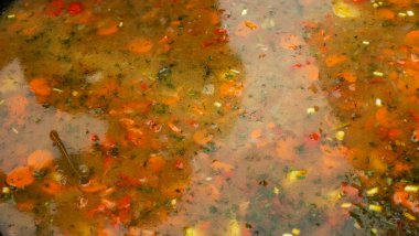 Demir bir fıçıda yüksek açılı çorba manzarası. Yemek pişirmeye yakın çekim.