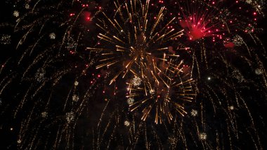 Kara Gök 'e Karşı Uzun Havai fişek Gösterisi. Gece gökyüzüne karşı havai fişek gösterisi.