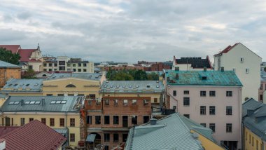Tarih şehir merkezinin üstündeki döşeme çatılar. Minsk, Belarus 'un tarihi kısmının en üst görüntüsü. Seyahat kavramı.