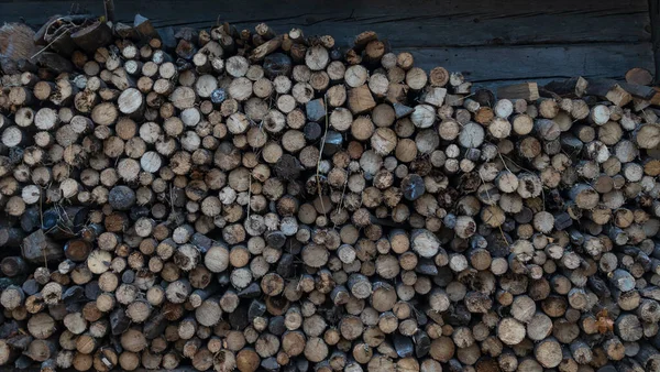 Úhledně Naskládané Velké Hromady Sekaných Polen Palivového Dřeva Připravených Zimu — Stock fotografie