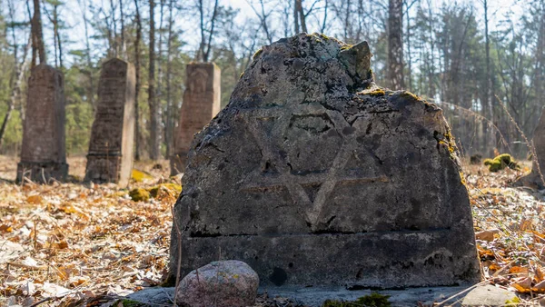 Tumbas Abandonadas Antiguo Cementerio Judío Inscripciones Hebreas Lápidas Antiguo Cementerio — Foto de Stock