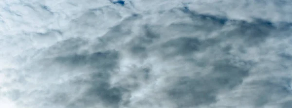 Panorama Céu Cinza Nublado Céu Escuro Com Nuvens Brancas Fundo — Fotografia de Stock