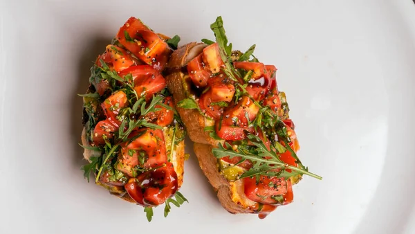 Bruschetta Con Mozzarella Pesto Pomodori Basilico Fondo Bianco — Foto Stock