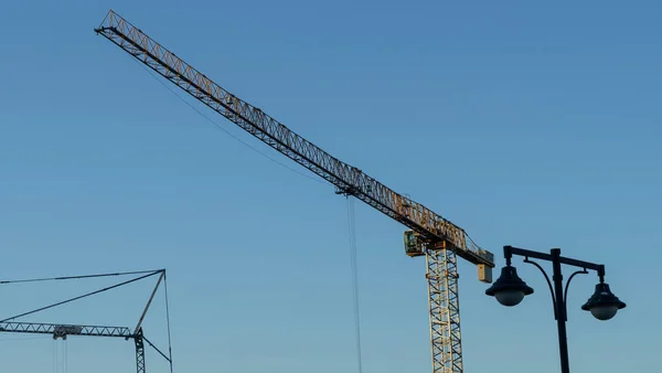 Panoramiczny Widok Plac Budowy Centrum Miasta Kilkoma Wysokimi Żurawiami Żółtymi — Zdjęcie stockowe