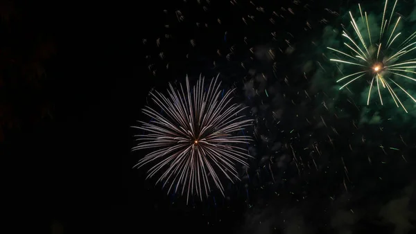 Schöne Bunte Urlaub Feuerwerk Auf Dem Schwarzen Himmel Hintergrund Lange — Stockfoto