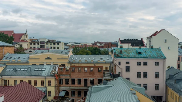 Tarih şehir merkezinin üstündeki döşeme çatılar. Minsk, Belarus 'un tarihi kısmının en üst görüntüsü. Seyahat kavramı.