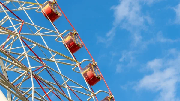 Ferris Wheel Cabins Karuzela Niebieskim Niebem Parku Rozrywki Koncepcja Wakacji — Zdjęcie stockowe