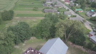 Eski St. Barbara Ortodoks Kilisesi 'nin havadan görünüşü. Raitsa köyü, Grodno bölgesi, Belarus. Miras kavramı.