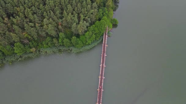 Letecký Pohled Shora Dolů Most Úzkokolejnou Železniční Tratí Lidé Jezdí — Stock video