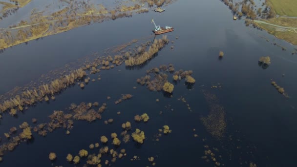 德雷杰正在努力加深河上的航道 河上的疏浚船进行了清理和深挖 夕阳西下工业概念 — 图库视频影像