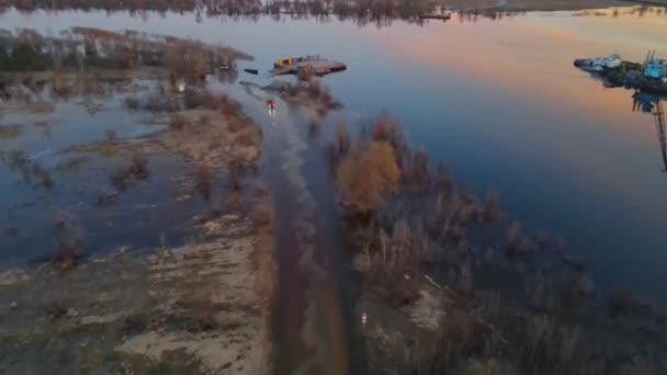 Pomarańczowy Samochód Zalewanej Leśnej Drodze Pobliżu Wielkiej Rzeki Prypeć Widok — Wideo stockowe