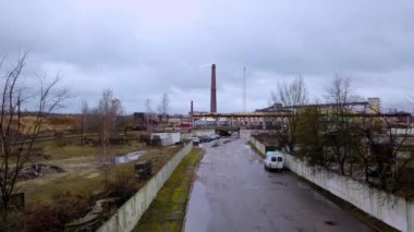 Beyaz dumanlı bir pipo. Şehir gaz kazanının boruları dramatik gökyüzüne karşı beyaz dumanlı. Hava görüntüsü. Ekolojik sorun.