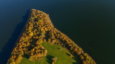 İnsansız hava aracı tarafından çekilen görkemli manzara. Adalı tatlı su gölünün havadan görünüşü. Doğa konsepti.