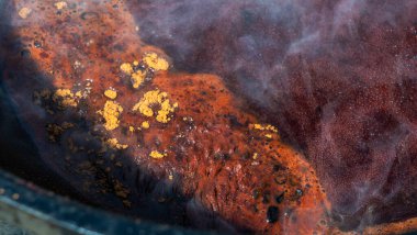 Büyük bir kazanda şarap kaynattım. Sıcak şarap büyük bir tencerede pişirilir. Geleneksel festivalde vitaminler. Çeşitli meyve ve baharatlarla sıcak şarap.