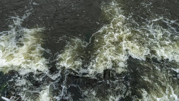 차가운 강에서 문자를 — 스톡 사진