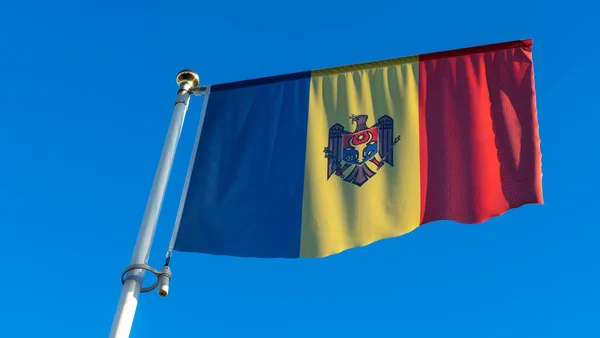 Большой Флаг Молдовы Размахивающий Ветру Фоне Классического Голубого Неба Концепция — стоковое фото