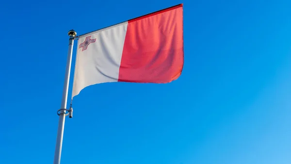 Bandera Nacional República Malta Asta Bandera Frente Cielo Azul Con —  Fotos de Stock