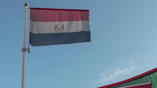 Egyptská Národní Vlajka Vlajkovém Stožáru Před Modrou Oblohou Slunečními Paprsky — Stock fotografie