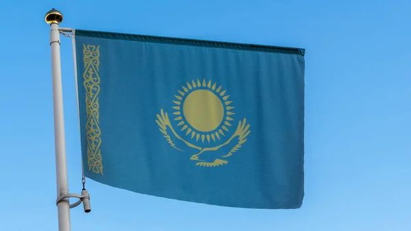Národní Vlajka Republiky Kazachstán Vlajkovém Stožáru Před Modrou Oblohou Slunečními — Stock fotografie