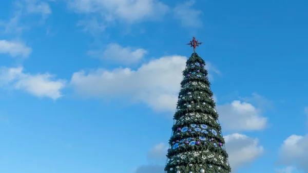 Stelle Albero Natale Artificiale Una Strada Contro Classico Cielo Blu — Foto Stock