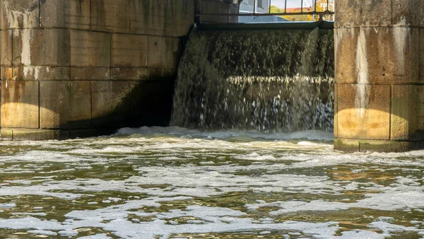 Folyó Ömlik Folyón Fénykép City Folyó Gátjáról Tájkép Vízesés Folyó — Stock Fotó