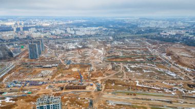 Büyük inşaat alanının havadan görüntüsü. Konut bölgesinde yeni apartmanlar inşa ediliyor.