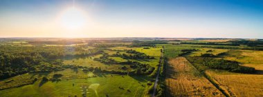 Yüksek irtifada güneşin ve açık mavi gökyüzünün görüntüsü. Güzel doğa arkaplanı.