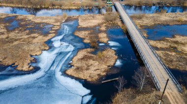 Nehir üzerindeki su basmış çayırlar ve güzel tarlalarla hava manzarası. Seyahat kavramı.