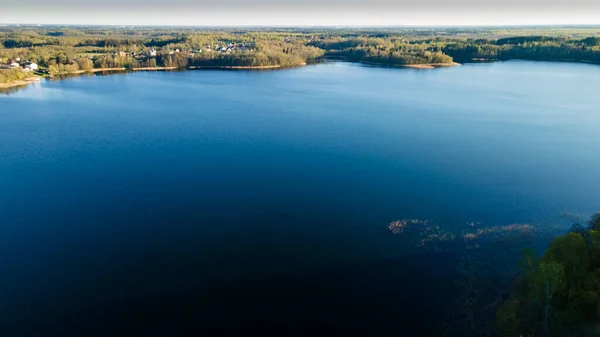 Letecký Pohled Jezero Nebo Řeku Vzorovou Vlnou Povrch Vody Vlnami — Stock fotografie