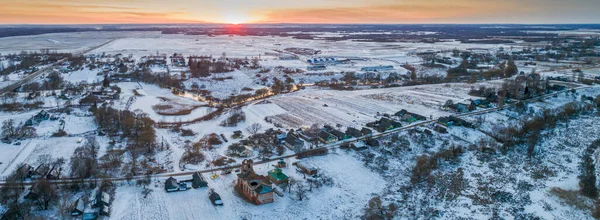 Panoramiczny Widok Stare Ruiny Kościoła Nowoczesną Drewnianą Kaplicę Śniegu Zmierzchu — Zdjęcie stockowe