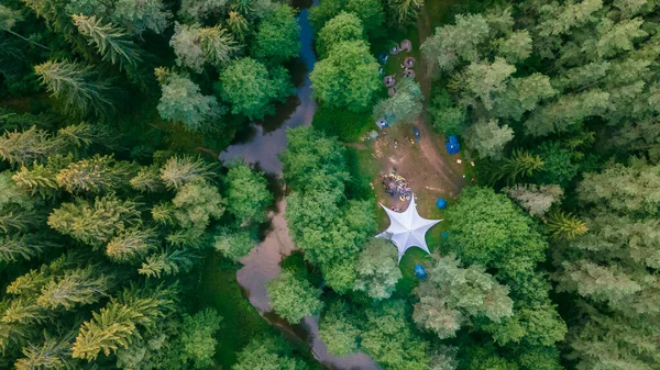 Воздушный Беспилотник Вид Большой Палатки Между Деревьями Вечернем Лесу Берегу — стоковое фото