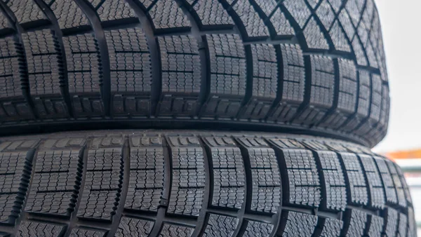 가게에 타이어의 자국의 사용되는 자동차 타이어 선택적 집중입니다 가게에서 타이어를 — 스톡 사진