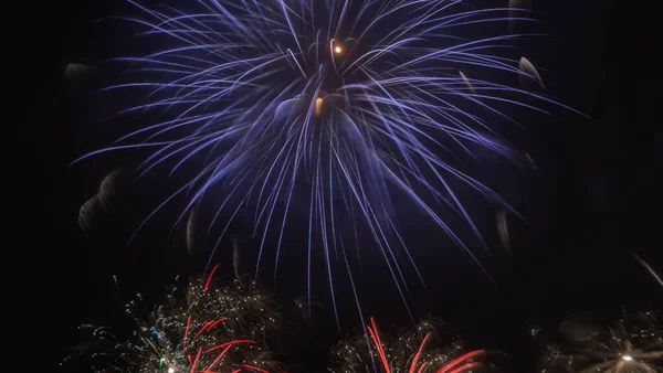 Langes Feuerwerk Vor Schwarzem Himmel Ein Feuerwerk Gegen Den Nachthimmel — Stockfoto
