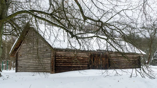 美丽的冬季自然背景 乡村风景 还有个旧谷仓冬天被雪覆盖的草皮屋顶谷仓 自然概念 — 图库照片