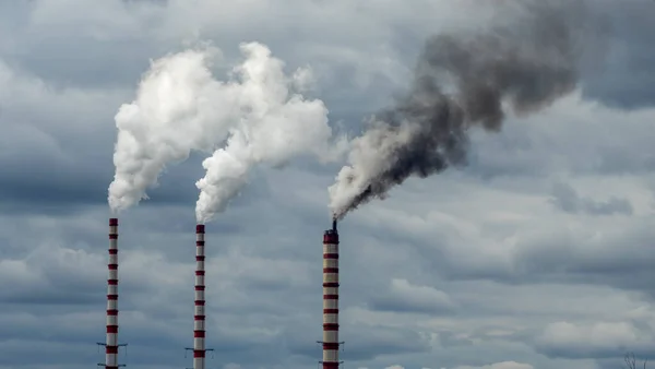 Industriële Rook Van Schoorsteen Dramatische Lucht Achtergrond Zicht Hoge Schoorsteenpijpen — Stockfoto